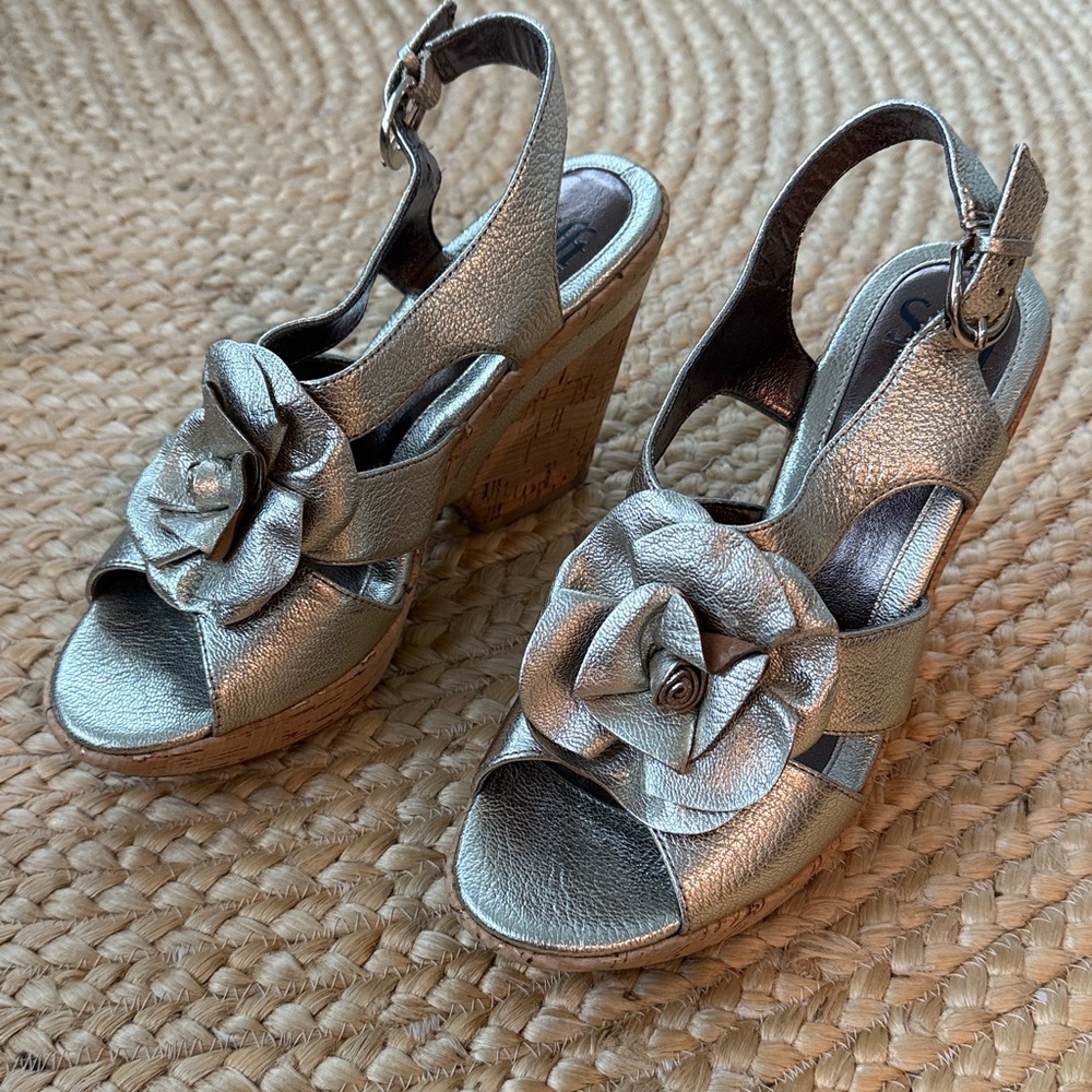 Sofft Gold Metallic Flower Cork Sole Ankle Strap Buckle Wedge Sandals Size 8